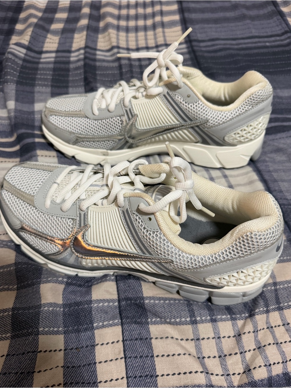Nike Men White and Light Gray Mesh Athletic Sneakers with Silver Swoosh